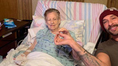 Abuelita decide pasar las últimas horas de su vida fumando mariguana con su nieto