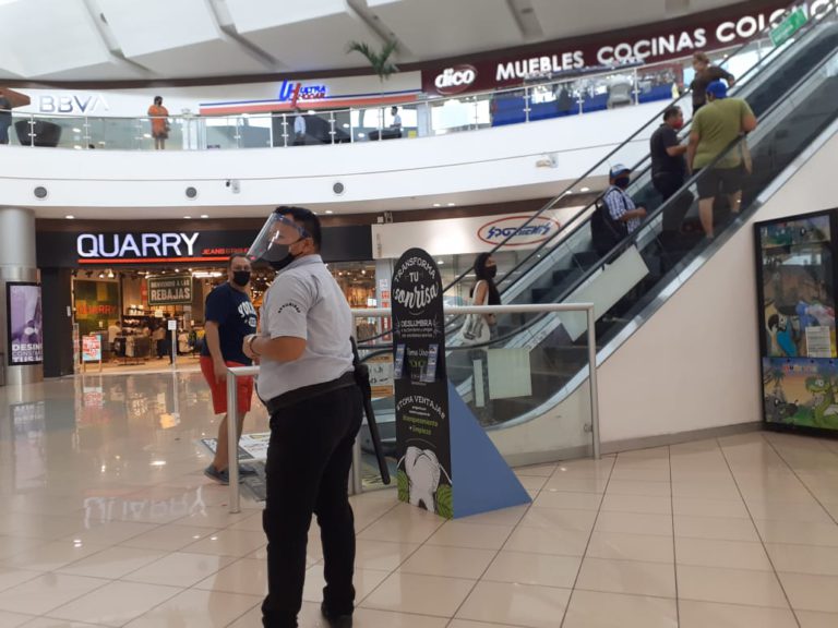 ¡Increíble! Plazas comerciales de Cancún lucen abarrotadas pese a la pandemia