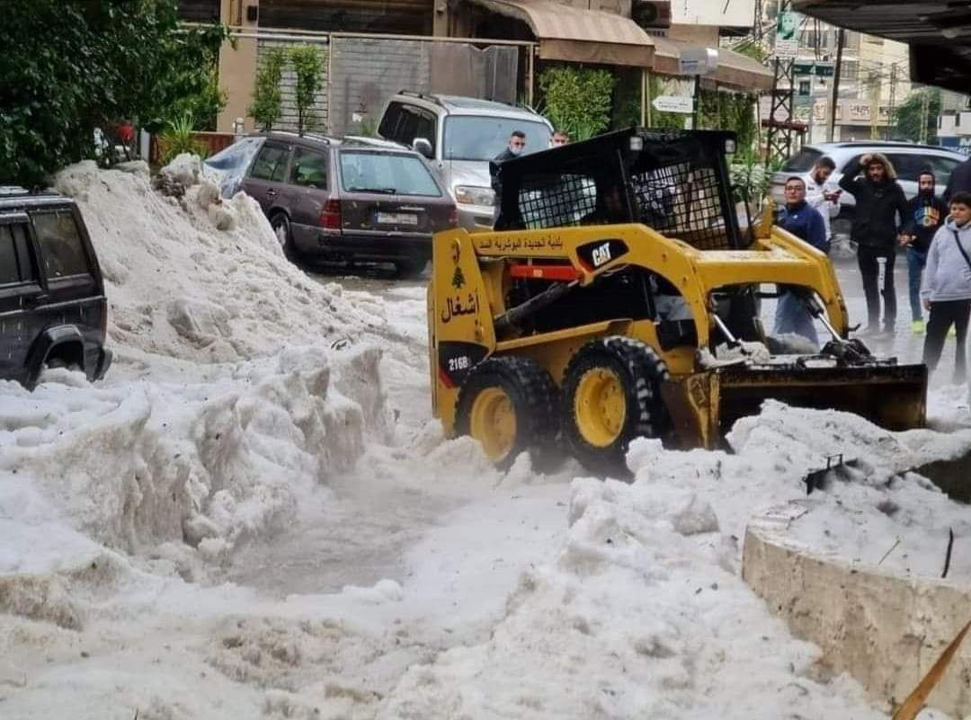 Tormenta de granizo apocalíptica sepulta coches, calles y casas en Beirut