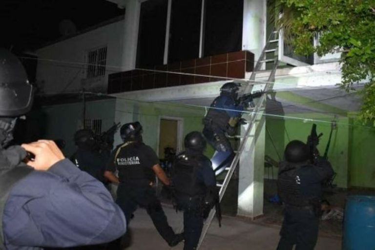 Detienen a Policía de Q.Roo y a una celadora del Ceroso de Chetumal por presunto robo a un inmueble asegurado