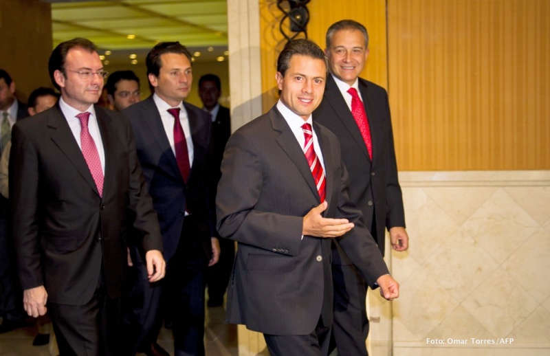 Mexican presidential candidate for the Institutional Revolutionary Party (PRI), Enrique Pena Nieto (2nd-R), Colombian General Oscar Naranjo (R), the Director of Pena Nieto's campaign Luis Videgaray (L) and his International affairs adviser Emilio Lozoya (2nd-L)  arrive for a press a conference  in Mexico City on June 14, 2012. Pena Nieto announced that General Naranjo will be his adviser in security matters in case he wins the next general elections which will be held on July 1st. AFP PHOTO/OMAR TORRES (Photo by OMAR TORRES / AFP)