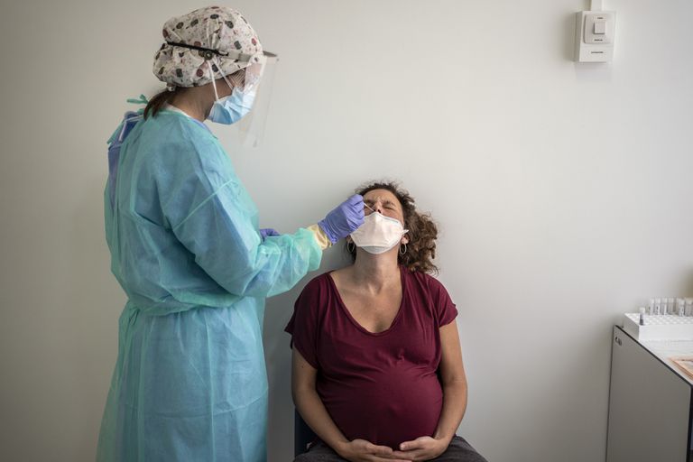DVD 1012 (18-05-20)
Personal medico del hospital Clinico San Carlos realizando una prueba pcr para detectar el Covid-19 a una mujer embarazada dias antes de dar a luz. 
Madrid.
Foto: Olmo Calvo
