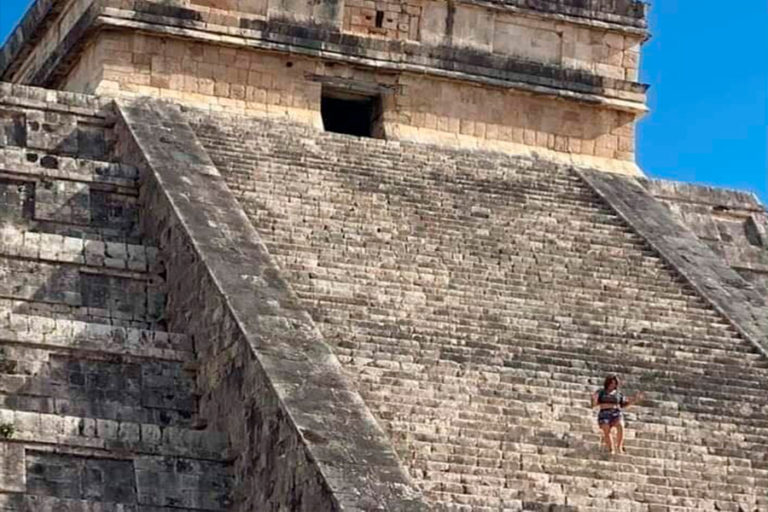 VIDEO: Una mujer subió a la pirámide de Kulkukán para esparcir las cenizas de su esposo