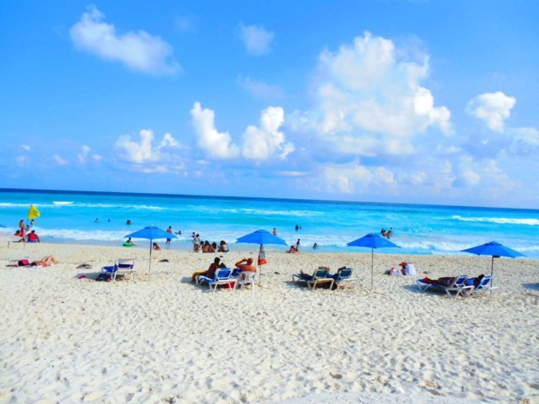 Cancún: Cinco personas casi mueren ahogadas en Playa Marlín