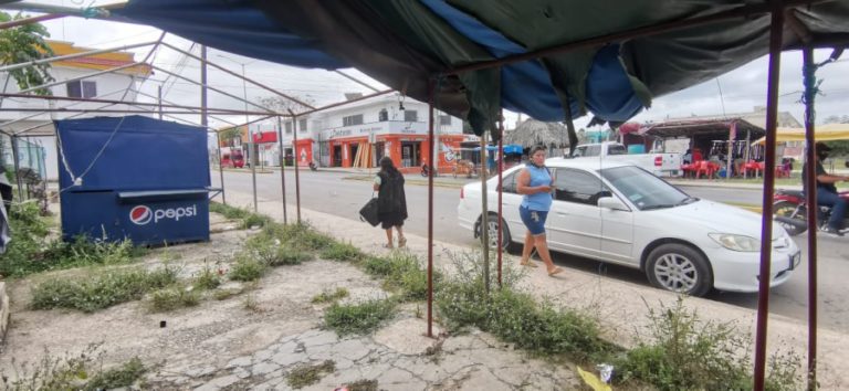 En completo abandono y deteriorados lucen los puestos de comida ambulante en José María Morelos