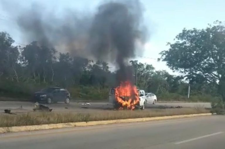 Tras accidentarse, camioneta se prende en llamas en carretera Solidaridad-Tulum