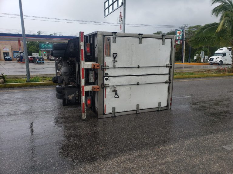 Accidente: Camión de carga se vuelca en la Carretera Cancún-Puerto Morelos