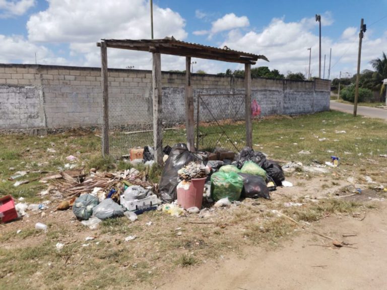 En José María Morelos, convierten el campo deportivo “Vicente Guerrero” en un basurero