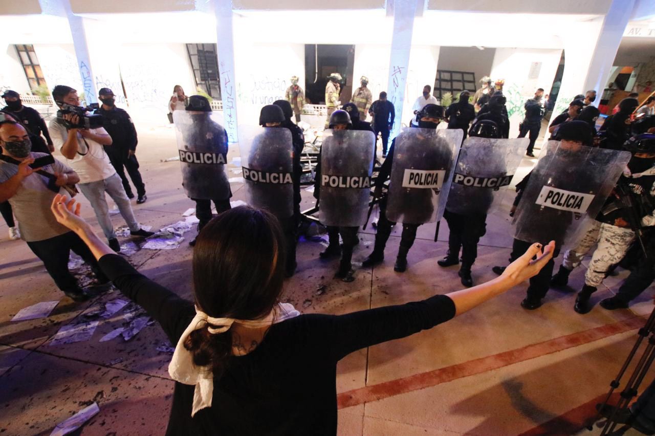 CANCÚN, QUINTANA ROO, 09NOVIEMBRE2020.- Mujeres protestaron por el feminicidio de Vianca Alejandría, las inconformes realizaron pintas en el edificio del gobierno local pero fueron agredidas por policías que salieron del lugar haciendo disparos al aire, se habla de una persona herida, varias de las manifestantes fueron detenidas.
FOTO: ELIZABETH RUIZ/CUARTOSCURO.COM