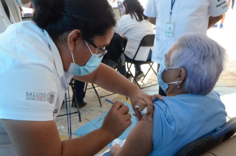 Maestros deben vacunarse después de que concluya la campaña de los adultos mayores: Eduardo Martínez