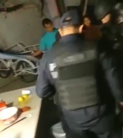 VIDEO: Sin orden judicial policías de Solidaridad irrumpen en un domicilio