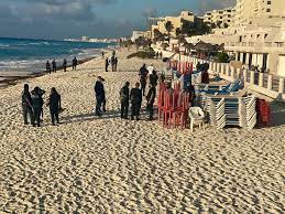 Operativo en Playa Marlín, retiran camastros y sombrillas de los arenales en la Zona Hotelera de Cancún