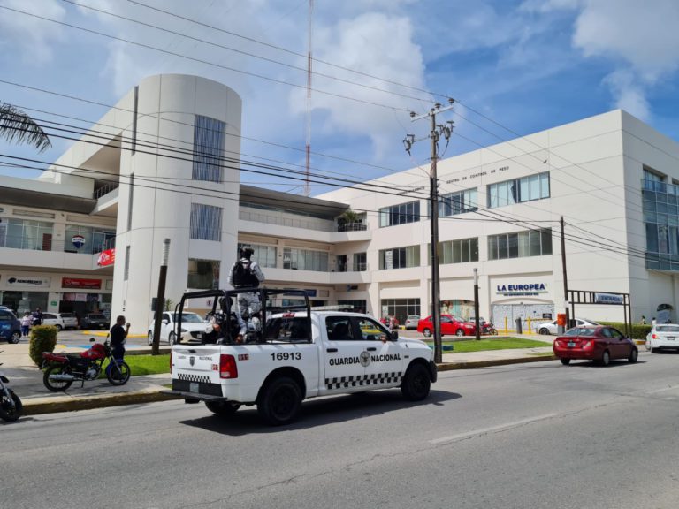 Delincuentes armados asaltan Plaza Hollywood en Cancún
