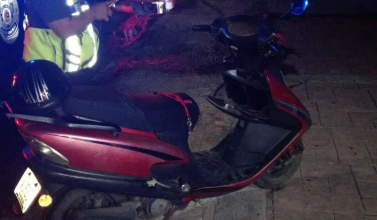 Fémina derrapa en su motocicleta por culpa de un charco de agua en Chetumal