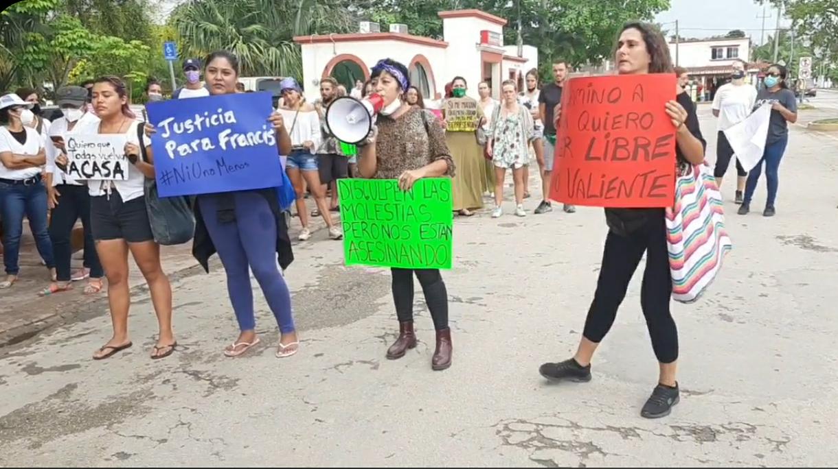 https://www.palcoquintanarroense.com.mx/noticias-de-quintana-roo/bacalar/colectivos-feministas-y-ciudadanos-de-bacalar-realizaron-marcha-de-protesta-por-feminicidio-en-bacalar/