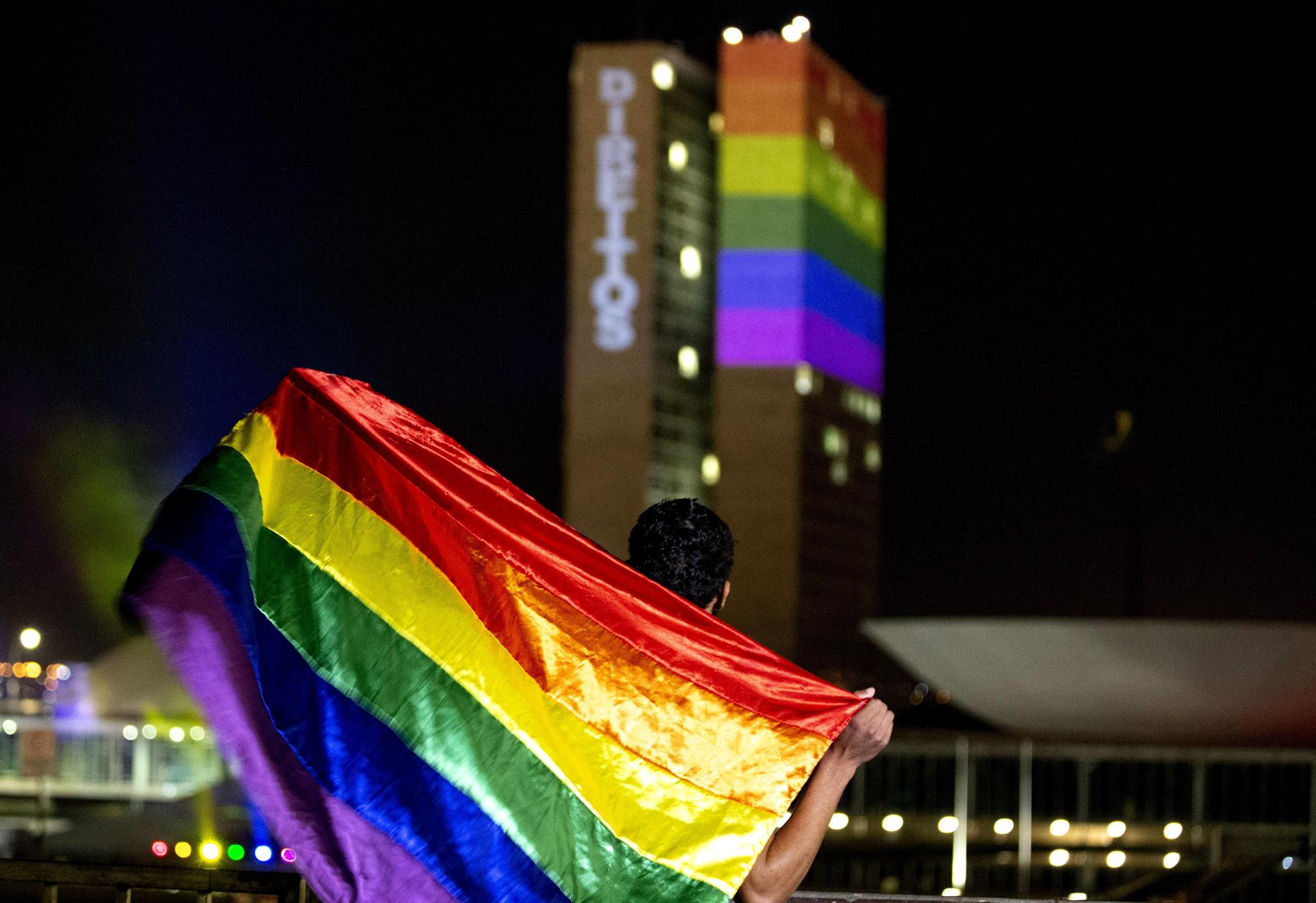 https://www.ecodiario.com.mx/queman-y-asesinan-a-joven-gay-en-cancun/