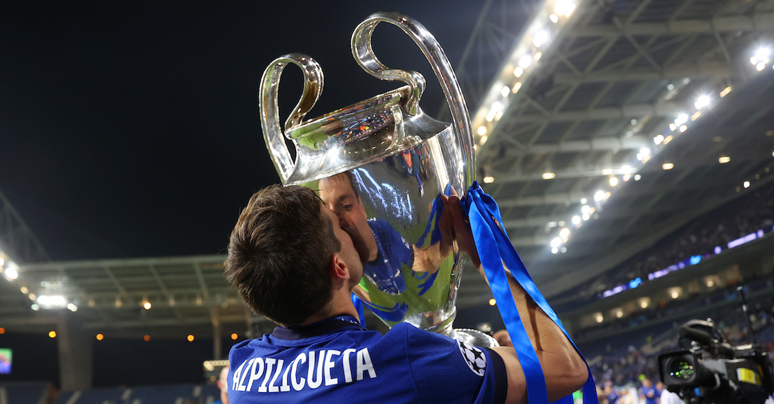 PORTO, PORTUGAL - MAY 29: Cesar Azpilicueta of Chelsea kisses the Champions League trophy following victory during the UEFA Champions League Final between Manchester City and Chelsea FC at Estadio do Dragao on May 29, 2021 in Porto, Portugal. (Photo by Carl Recine - Pool/Getty Images)
