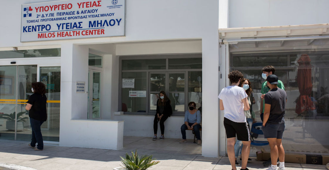 13 May 2021, Greece, Milos: People wait outside the vaccination centre on the island of Milos to be vaccinated against the coronavirus with the Pfizer-BioNTech vaccine. On the island of Milos, for example, and other Greek islets, vaccination rates of up to 90 percent could be achieved in the coming weeks - not least because the people live from tourism. Photo: Socrates Baltagiannis/dpa (Photo by Socrates Baltagiannis/picture alliance via Getty Images)