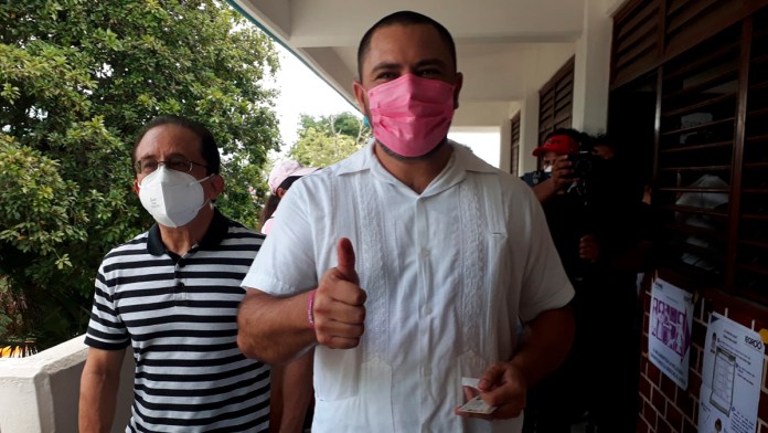 Simpatizantes de Fuerza Por México exigen su pago a Issac Janix