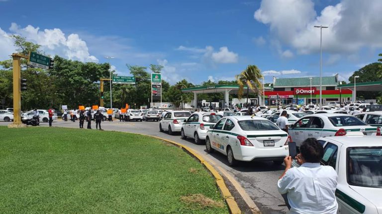 Taxistas lo hacen de nuevo: Colapsan vialidades en Cancún