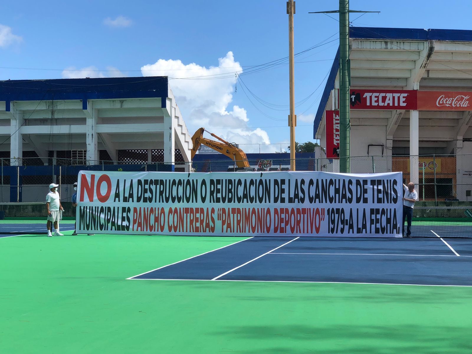 https://cambio22.info/bajo-protestas-inicia-la-demolicion-del-estadio-beto-avila/