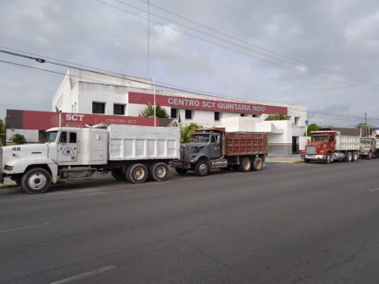 Volqueteros del sur de Quintana Roo se manifiestan en la sede de SCT en Chetumal