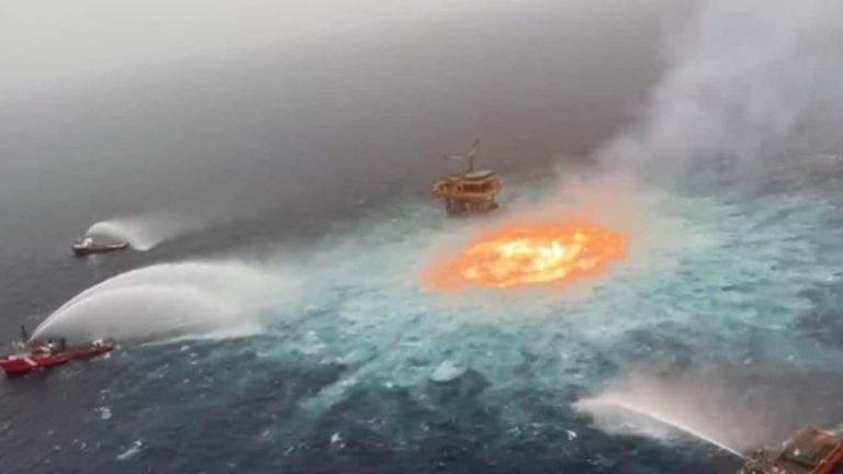 VIDEO: Se incendia ducto marino de Pemex en Ciudad del Carmen, Campeche
