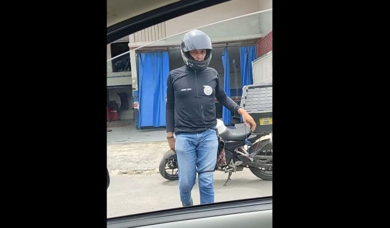 Tras gresca vial, motociclista se baja a agredir a conductor; le quita y arroja sus llaves (+video)