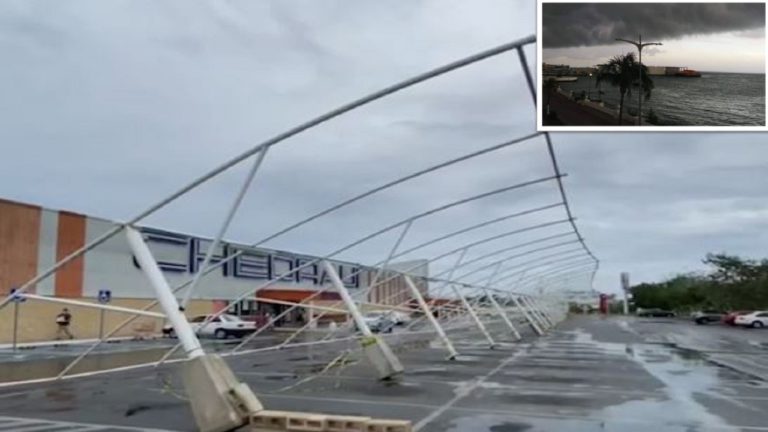 Estructura para dar sombra a autos de Chedraui Velamar se colapsa en Playa del Carmen