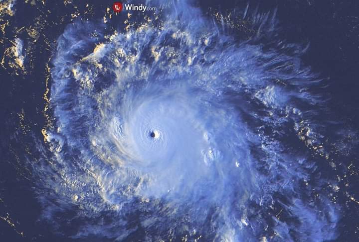 Sam continúa moviéndose como huracán de categoría 4 y podría convertirse en categoría 5