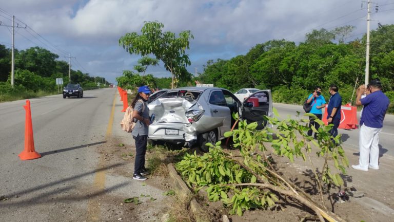 Camioneta impacta a un auto en tramo carretero de Playa del Carmen