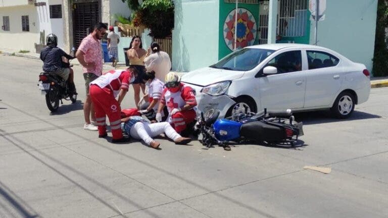 Turistas arrollan a motociclista y lo mandan al hospital en Playa del Carmen