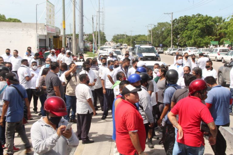 Pleito entre taxistas y mototaxistas moviliza a las autoridades en Cancún