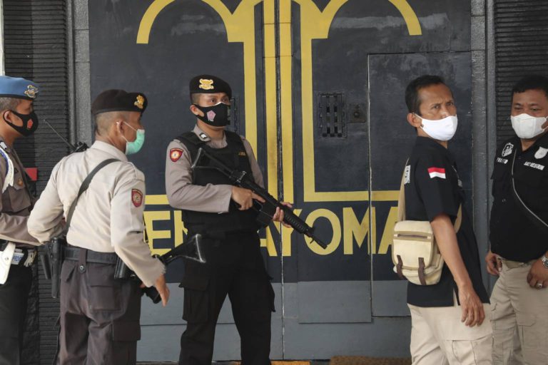 Incendio en prisión de Indonesia deja 41 reos muertos