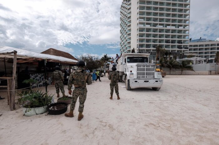 Implementan operativo para liberar Playa Langosta en la zona hotelera de Cancún