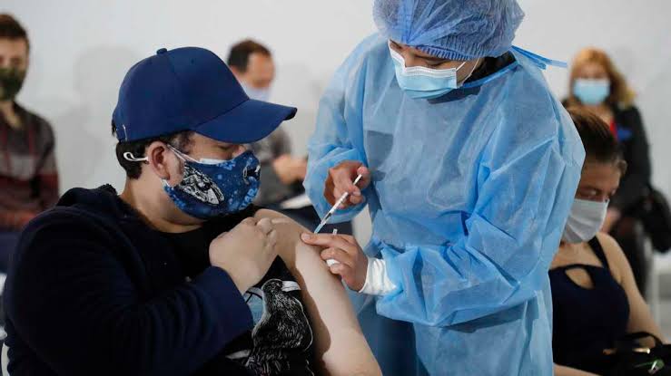 Enfermera simuló vacunar a joven en Veracruz debido a que estaba cansada