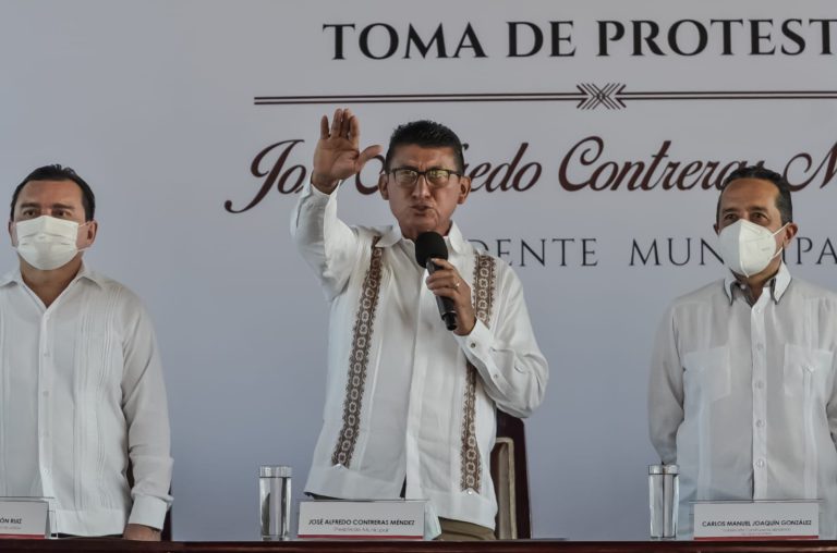 José Contreras Méndez toma protesta como alcalde de Bacalar
