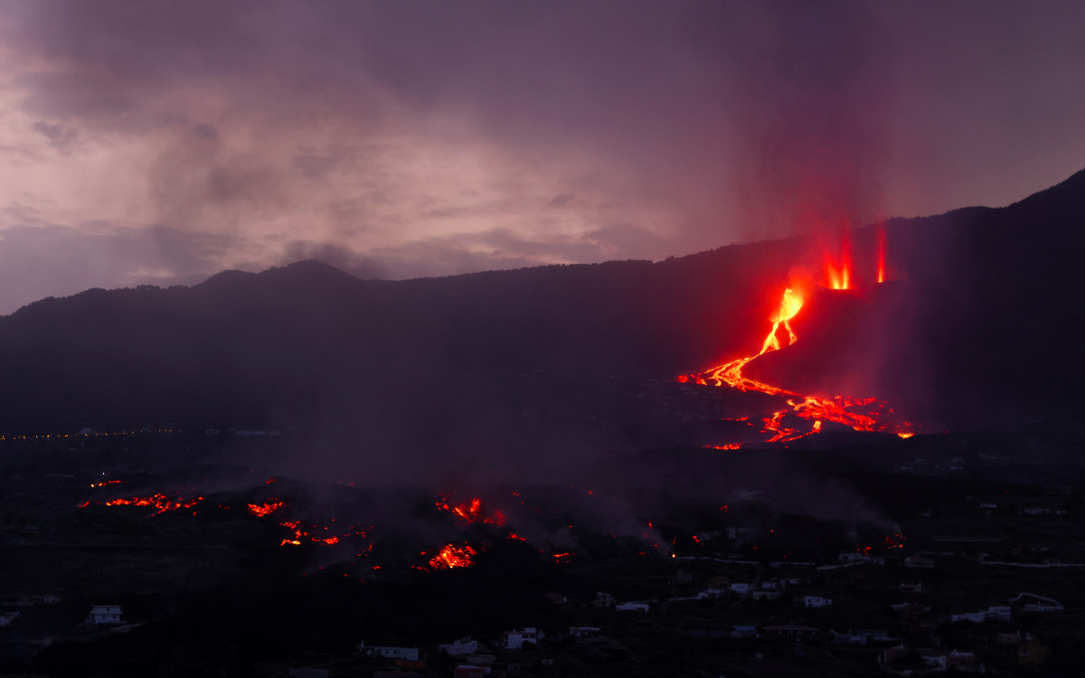 https://aristeguinoticias.com/2809/mundo/espana-declara-zona-catastrofica-a-la-palma-azotada-por-el-volcan-video/
