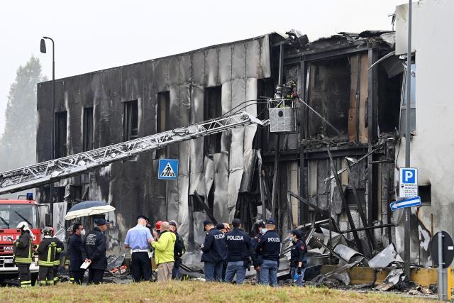 Avioneta se estrella contra edificio en Italia, van 8 muertos