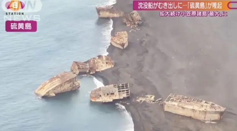 Un volcán hace emerger barcos hundidos durante la Segunda Guerra Mundial en Japón