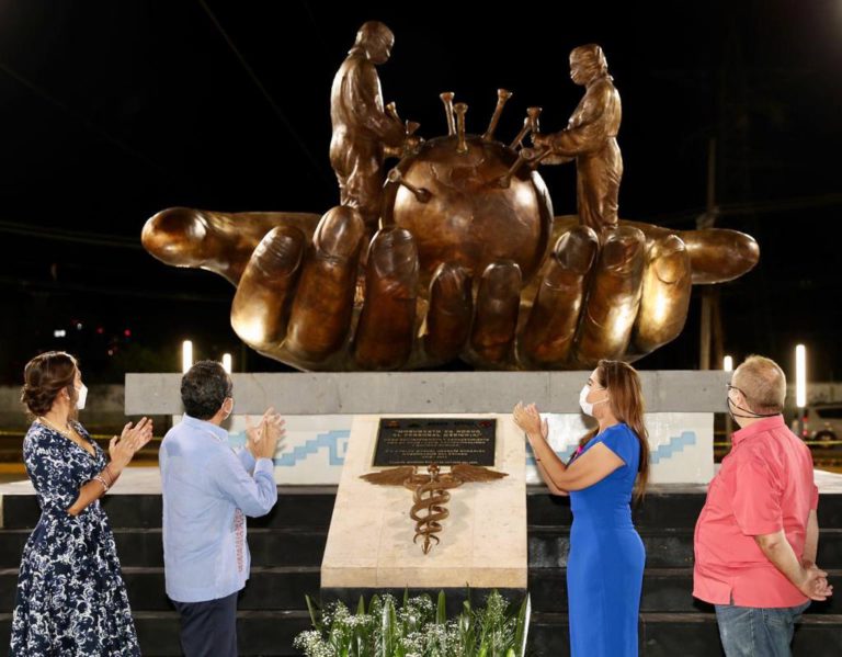Develan en Cancún monumento en honor al personal médico