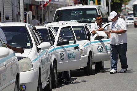Taxistas de Playa del Carmen identifican taxi clonado con placas de Yucatán