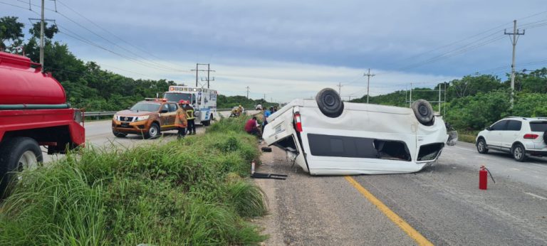 Accidente automovilístico; vuelca van turística en la carretera Playa del Carmen-Tulum
