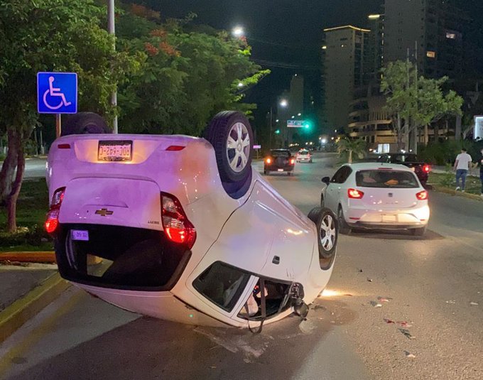 Vuelca vehículo tras un fuerte choque en Cancún