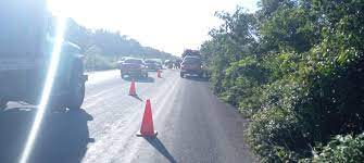 Fuerte accidente automovilístico deja a dos personas prensadas en Tulum