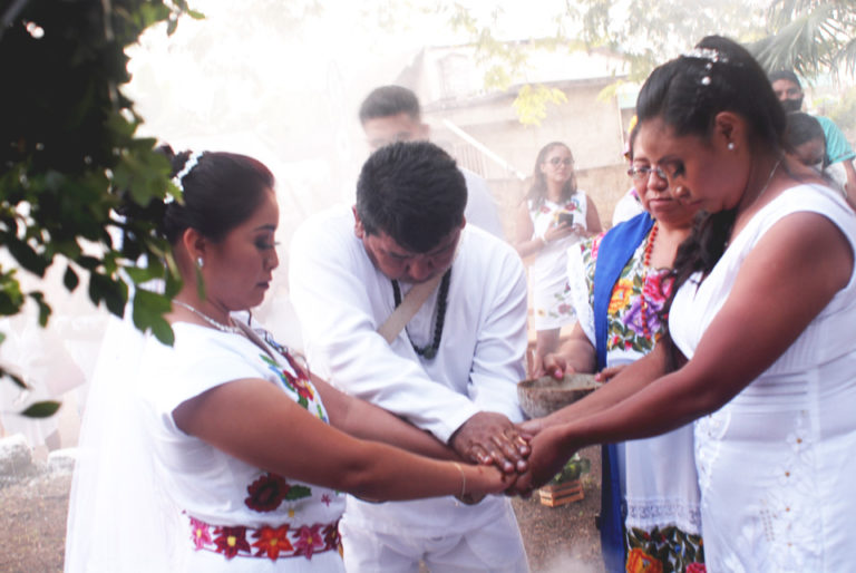 Celebran el primer enlace igualitario con boda Maya avalada por el Registro Civil en Lázaro Cárdenas