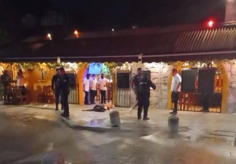 Fuego cruzado entre criminales mata a dos turistas en Tulum