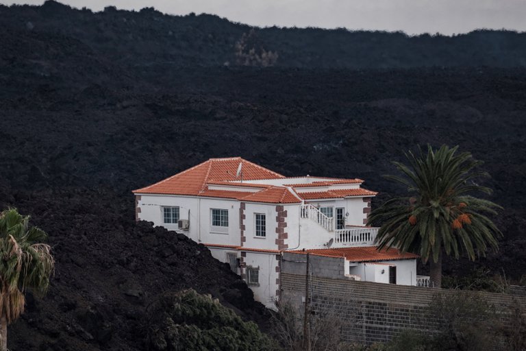 Volcán en La Palma deja sin ilusiones a habitantes: “Esto es una tortura, a veces deseo que la lava se lleve mi casa de una vez”