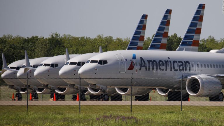 Arruina American Airlines vacaciones a viajeros: cancela mil 500 vuelos