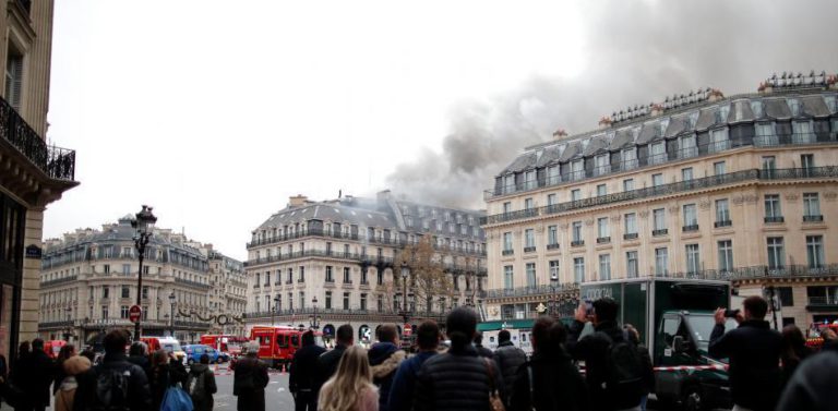 VIDEO: Incendio se desata cerca de la plaza de la Ópera de París